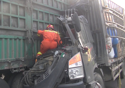 高速悲劇 夫妻養(yǎng)蜂車追尾半掛車，駕駛室被撞成連體，女子不幸身亡